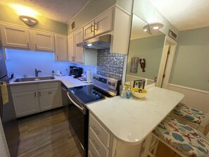 Fridge, microwave, oven, stovetop - 1 Bdrm, 1.5 baths Beach Front, King bed, balcony (Panama City Beach)