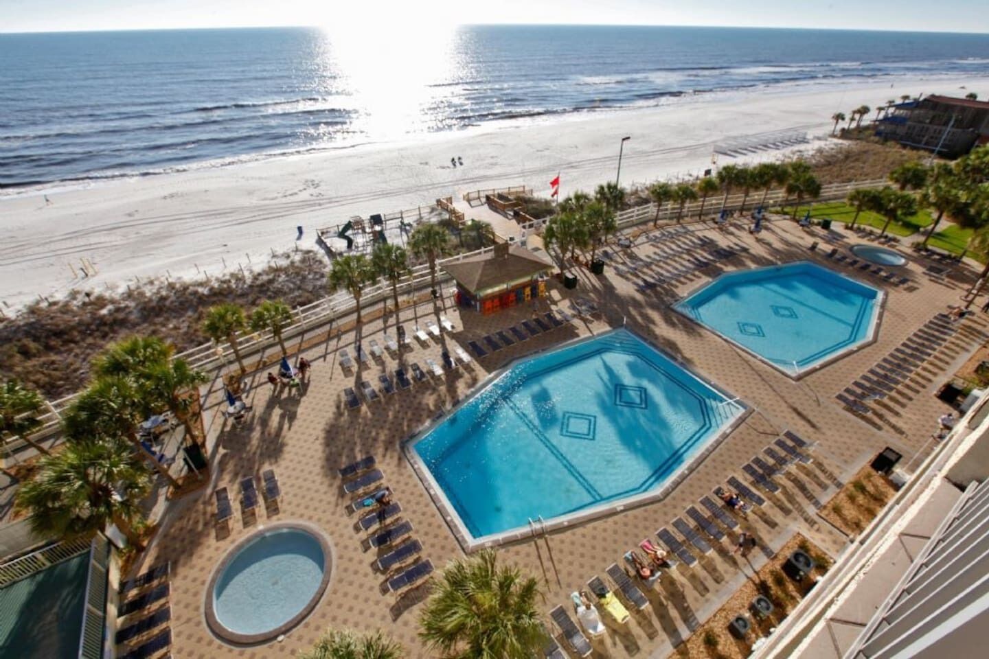 Een buitenzwembad en een verwarmd zwembad