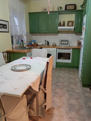 Fridge, oven, stovetop, dishwasher