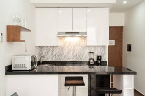 Réfrigérateur, micro-ondes, four, plaque de cuisson