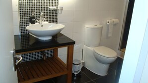 A bathroom with a white sink, black countertop, and a toilet. - Cosy flat with a great view, near the centre of Hebden Bridge  (Hebden Bridge)