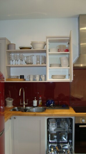 Réfrigérateur, four à micro-ondes, un four, surface de cuisson