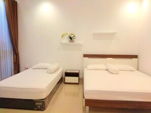 Family House | 3 bedrooms, free WiFi - Fams Homestay by FH Stay (Baturetno)