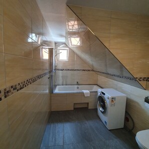 Combined shower/bathtub, bidet, towels, soap