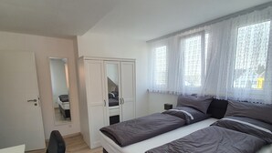 Une chambre à coucher avec un lit, un bureau et une armoire.