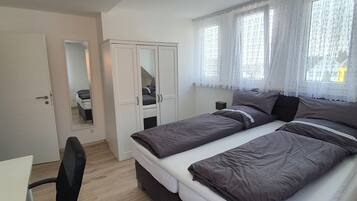 5 quartos, escrivaninha, ferros/tábuas de passar roupa