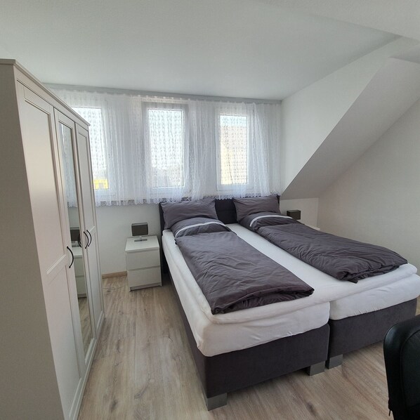 5 bedrooms, desk, iron/ironing board, free WiFi