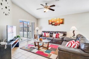 Living area - SO136CA - Amazing 4 Bedrooms Pool Home with Clubhouse Access (Davenport)