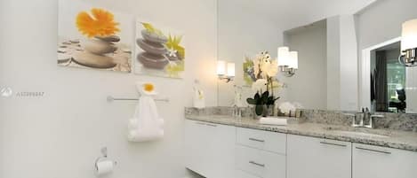 Amenidades de baño gratuitas, secadora de cabello, toallas