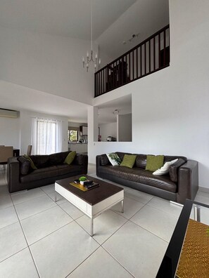 Smart TV - **MAY 2025 NEW DECOR/ SEA VIEW 3 BED/ 3 BATH VILLA. FREE FAST WIFI** (Sal)