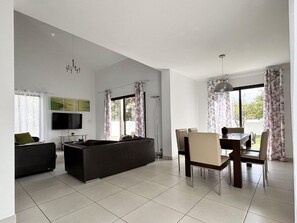 Interior - **MAY 2025 NEW DECOR/ SEA VIEW 3 BED/ 3 BATH VILLA. FREE FAST WIFI** (Sal)