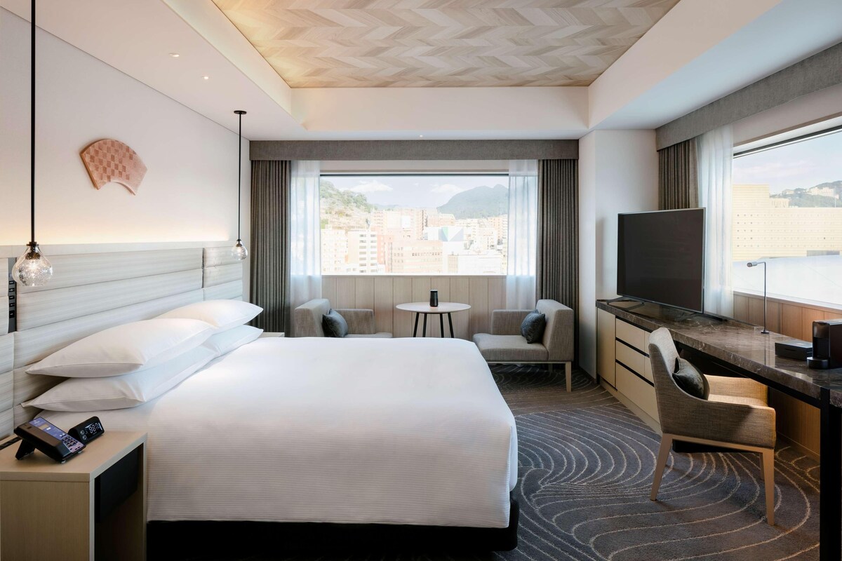 Down duvets, in-room safe, desk, iron/ironing board