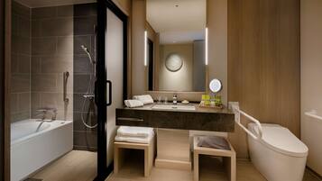 Zimmer, 1 King-Bett | Badezimmer | Badewanne und Dusche (separat), kostenlose Toilettenartikel