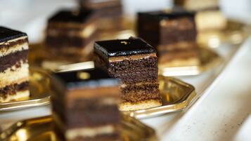 Una bandeja de postres cuadrados con varias capas.