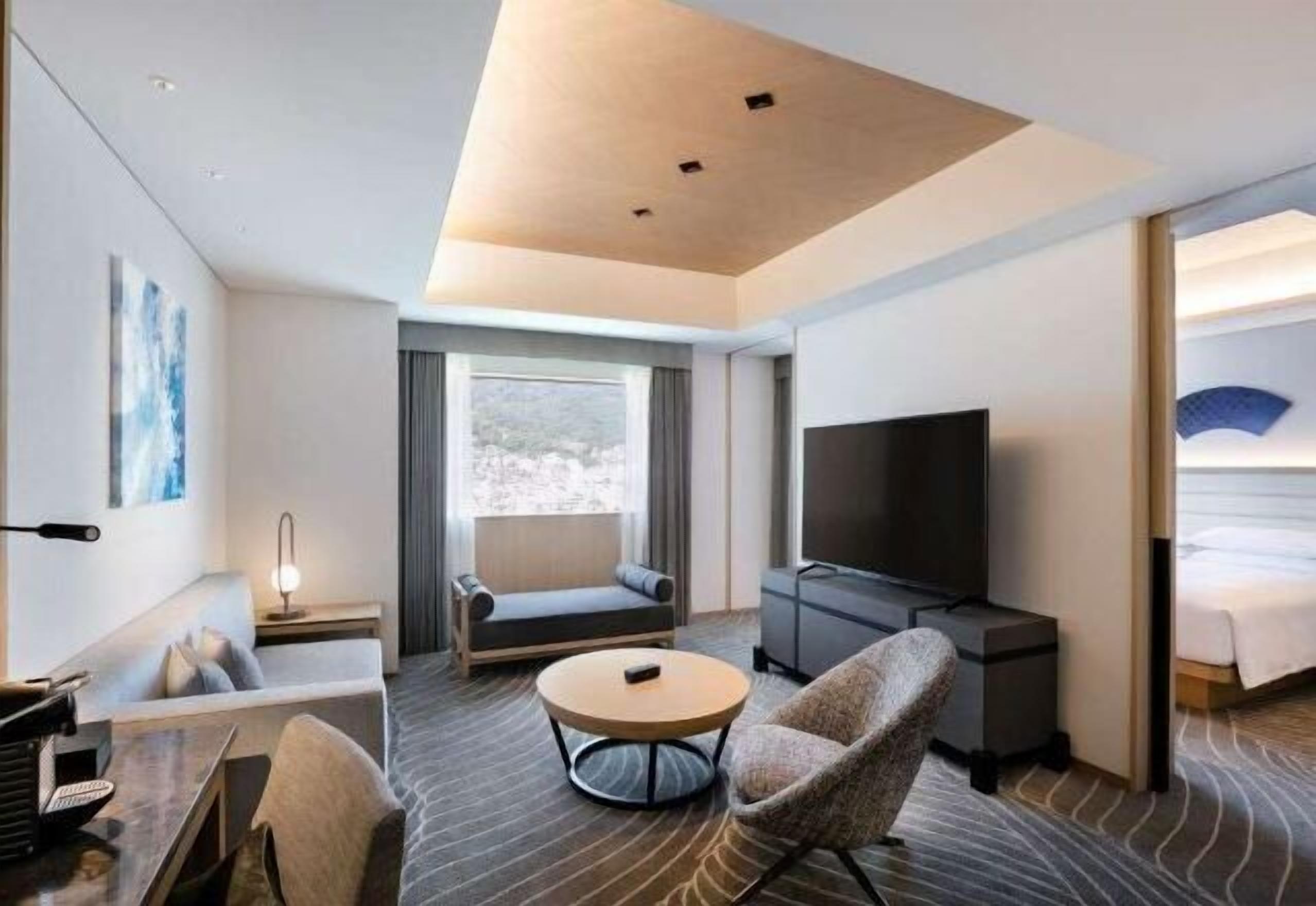 Living area | 55-inch flat-screen TV with digital channels, TV