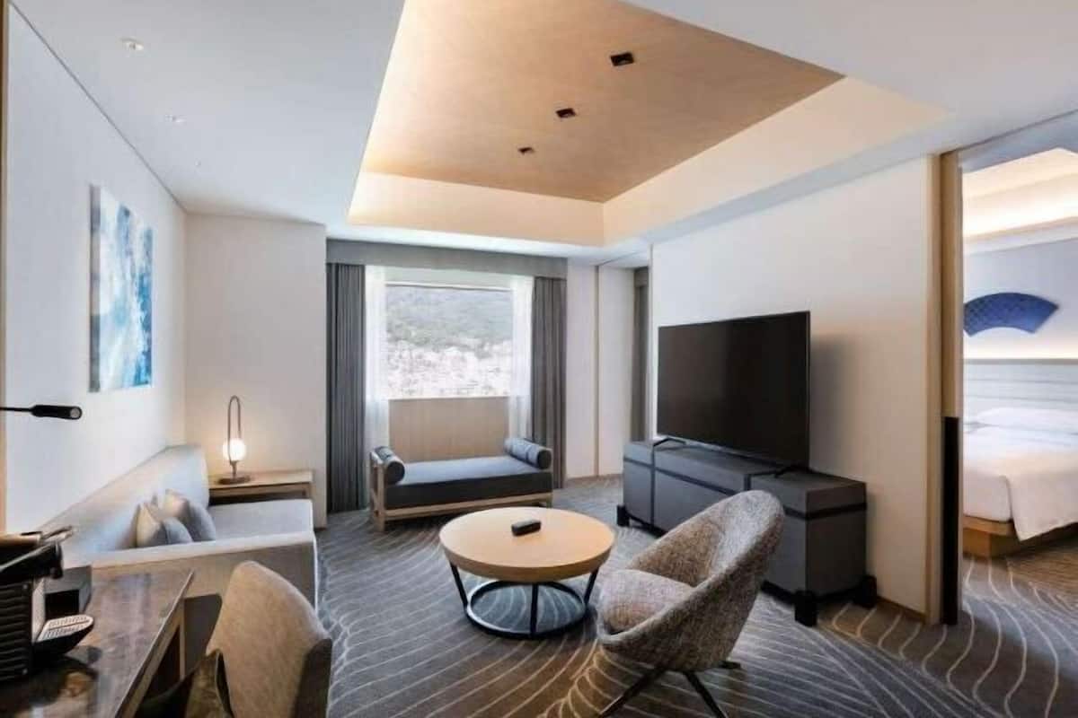 Living area | 55-inch flat-screen TV with digital channels, TV