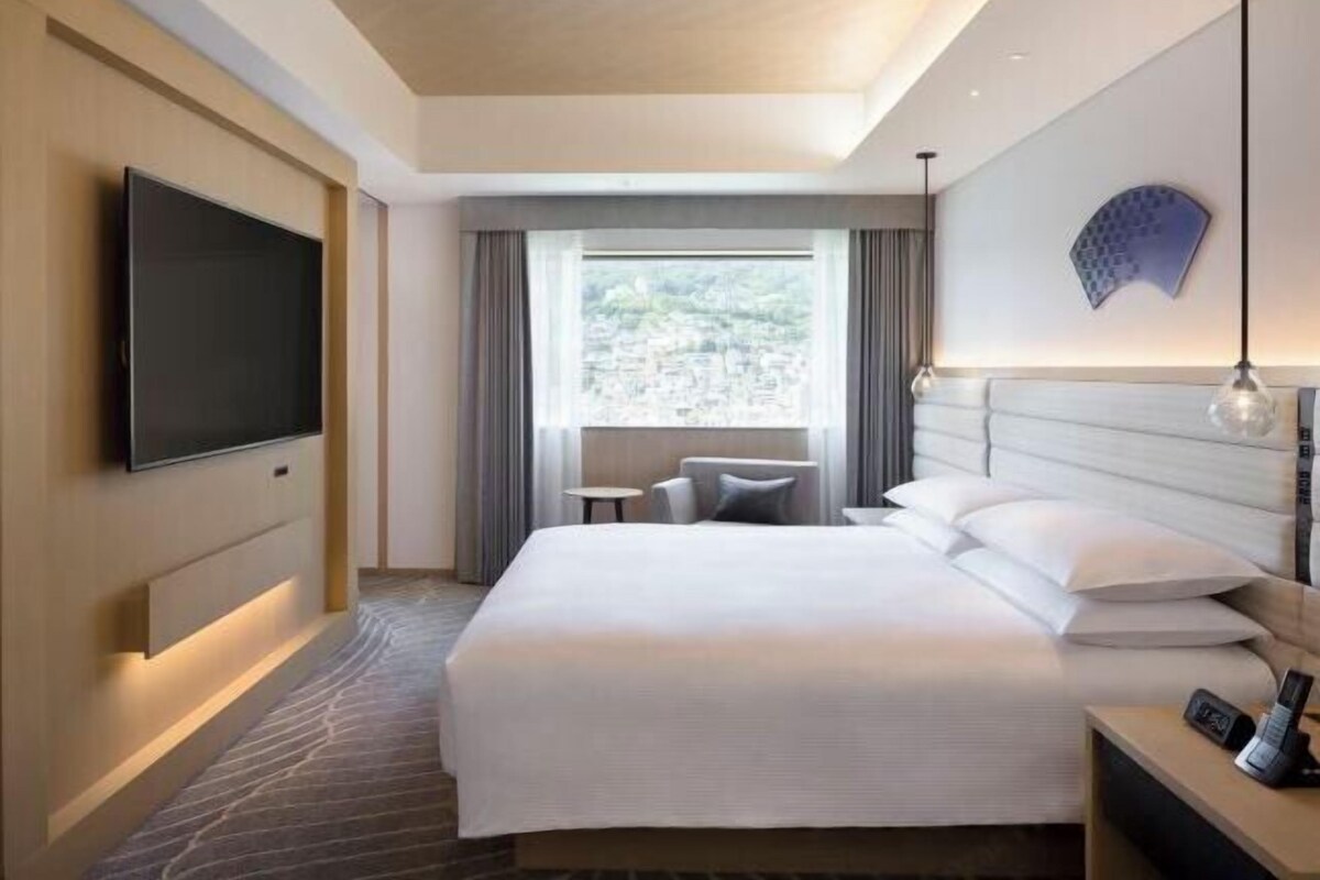 Down duvets, in-room safe, desk, iron/ironing board