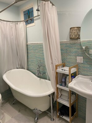 Combined shower/bathtub, hair dryer, towels, soap - Beautiful, updated 3 bedroom home with parking for 8 cars in downtown Newport (Newport)