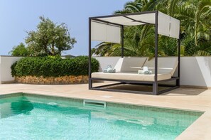 Utendørsbasseng og et oppvarmet basseng