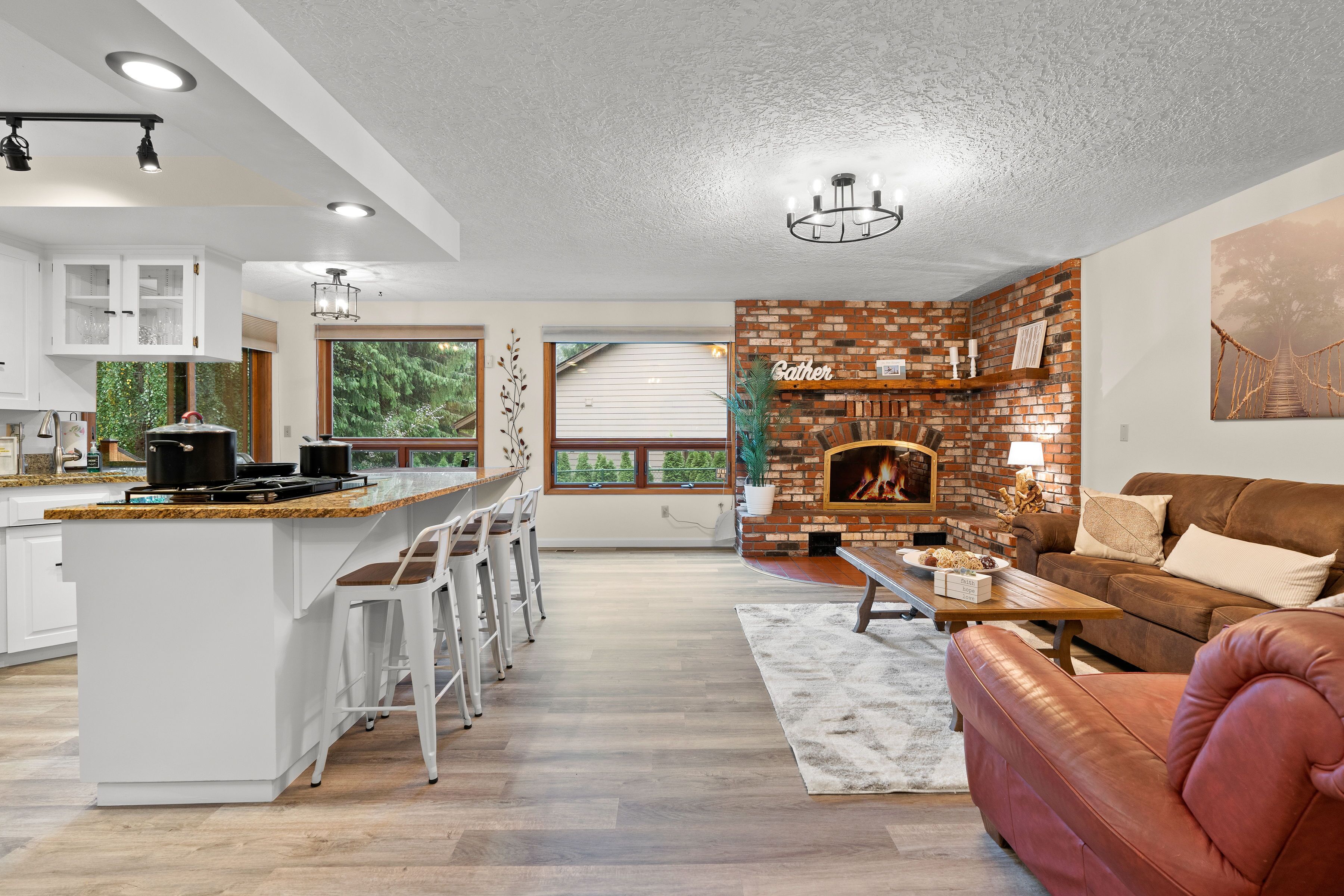 Feel at home in the mountains by a creek w/hot-tub