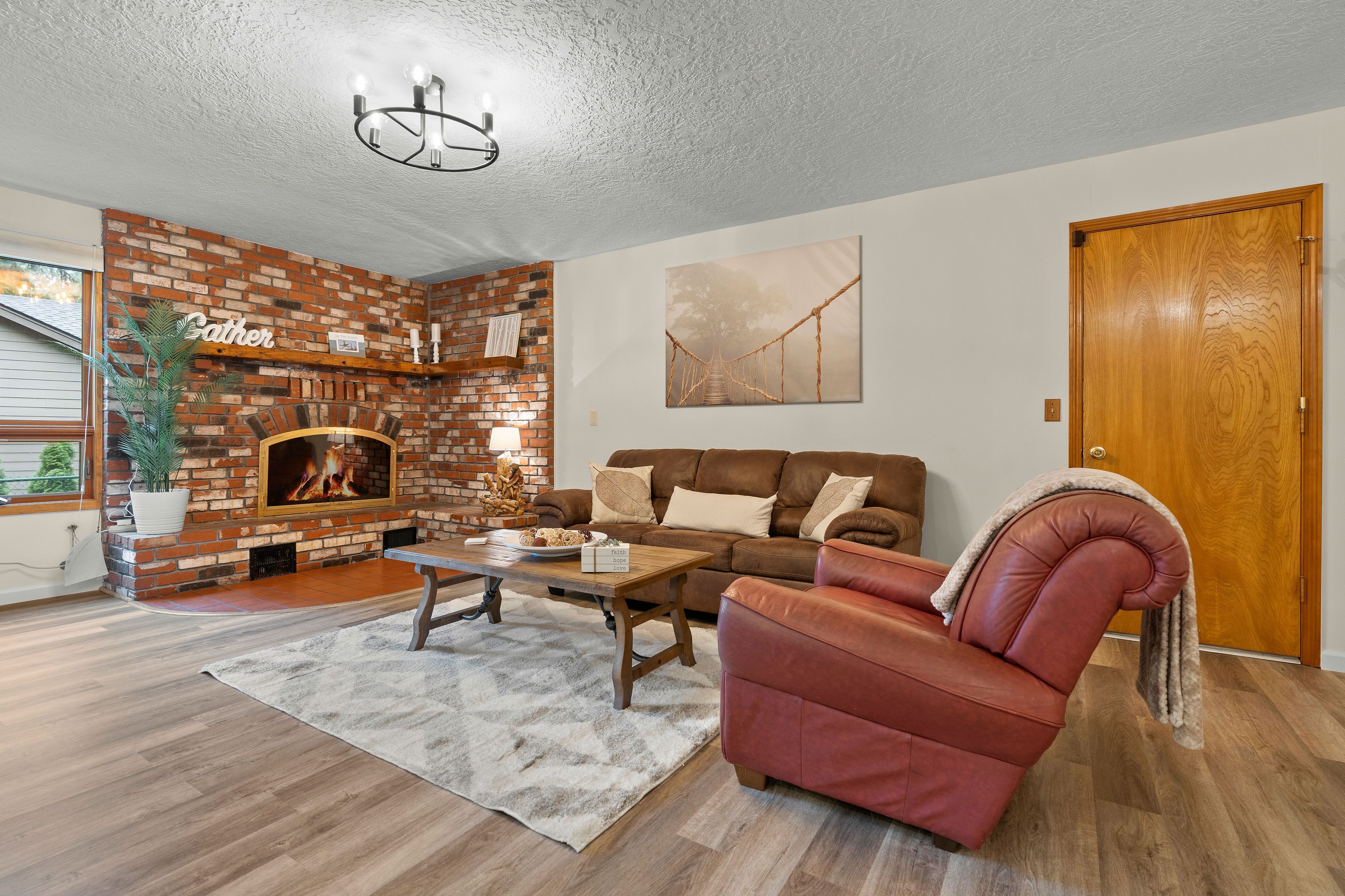 Feel at home in the mountains by a creek w/hot-tub