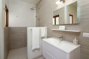 Shower, towels - "Villas Palmas Reales" (Royal Palm) 6 Bed/6.5 Bath (Sayulita)