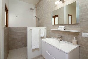 Shower, towels - "Vista al Mar" ( Ocean View), 4 bedroom, 4.5 bath (Sayulita)