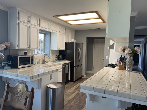 Fridge, microwave, stovetop, dishwasher