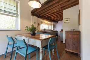 Dining - Lovely cottage, quiet located, shared hot tub, village walking distance (Pomaia)