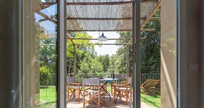 Charmant chalet, situé au calme, hot tub partagé,à distance de marche du village