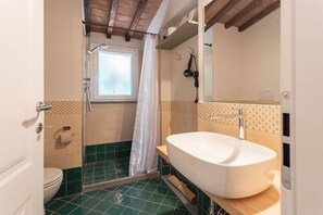 Dusche, Haartrockner, Bidet, Handtücher