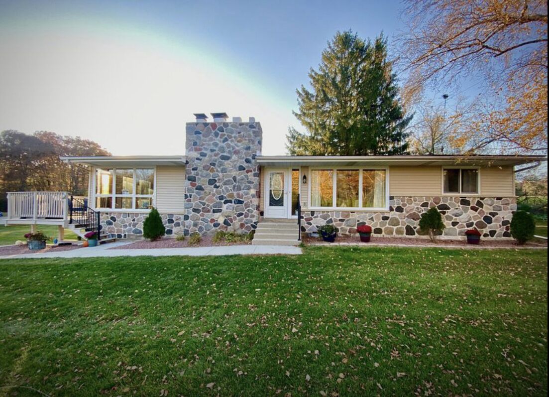 Charming cottage near Big Cedar Lake-Upper Level