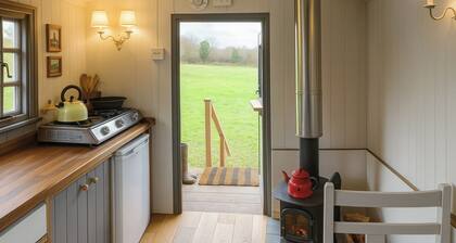 1 Bed Shepherds Hut - Sleeps 2 -wood Fired Hot Tub