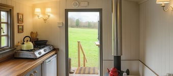 1 Bed Shepherds Hut - Sleeps 2 -wood Fired Hot Tub