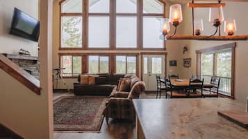 Smart TV, caminetto, videogiochi, libri