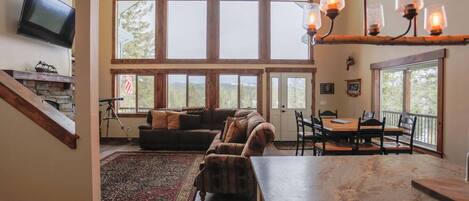 Una Smart TV, una chimenea, videojuegos, libros