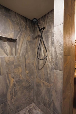Ensemble douche/baignoire, sĂšche-cheveux, serviettes fournies, savon
