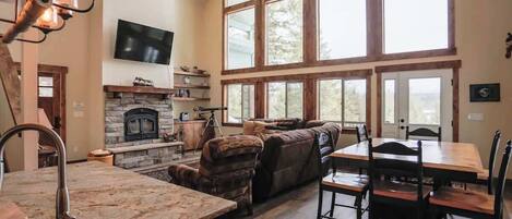 Smart-tv, een open haard, videospelletjes en boeken