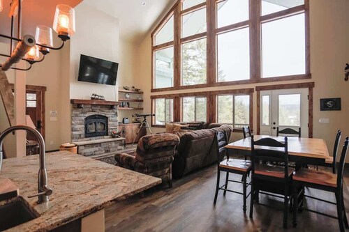 Private Idaho Cabin-Skiing, Snowmobiling & Trails