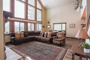 Una Smart TV, una chimenea, videojuegos, libros