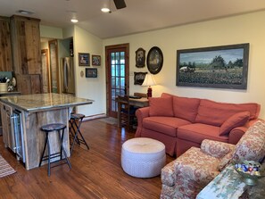 Smart TV, books, computer monitors, printers - "My Playhouse" Enjoy the country views from the wrap around screened porch (Breaux Bridge)