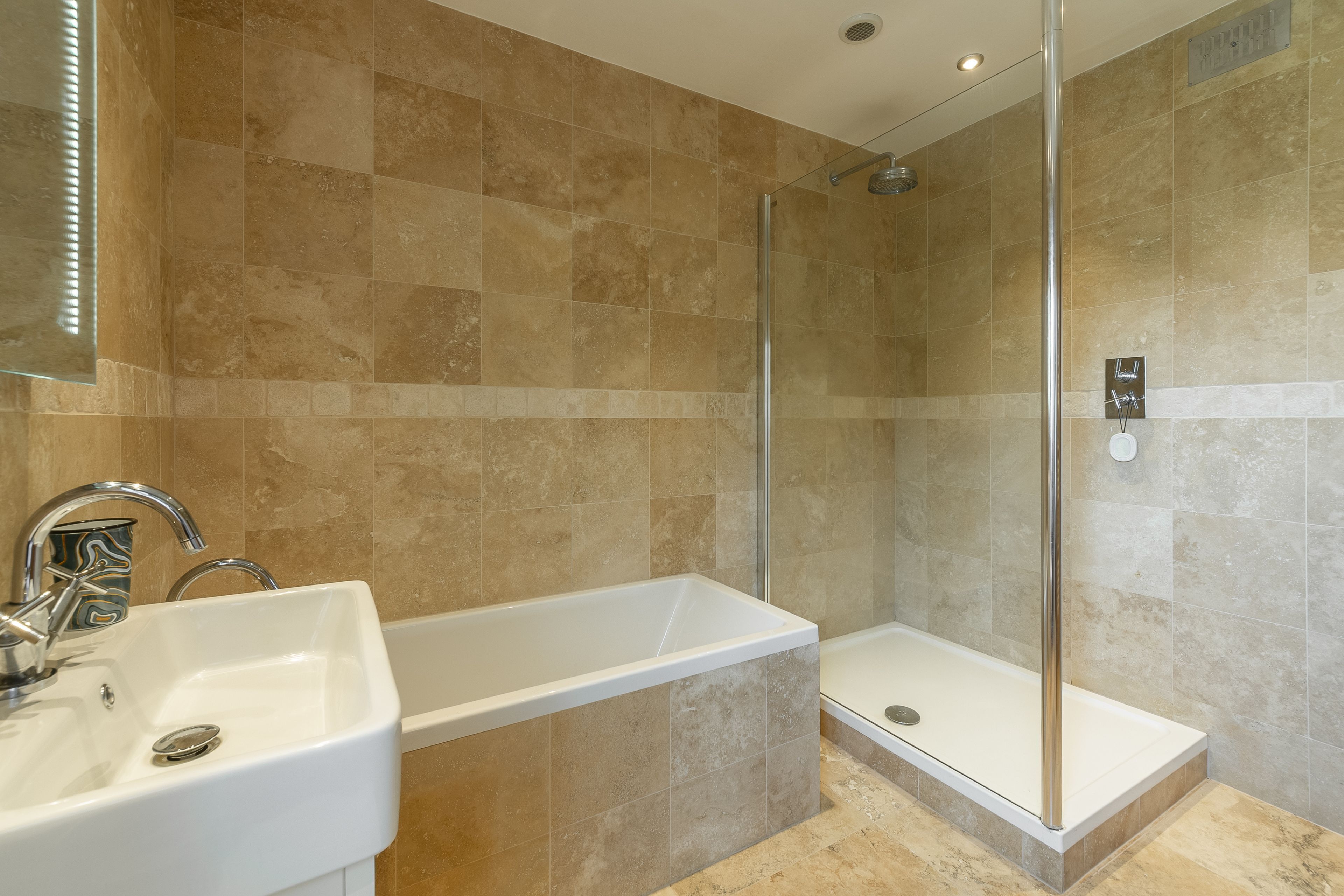 Une salle de bain moderne avec une baignoire, une douche et un lavabo.