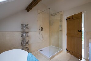 Badewanne, Haartrockner, Handtücher