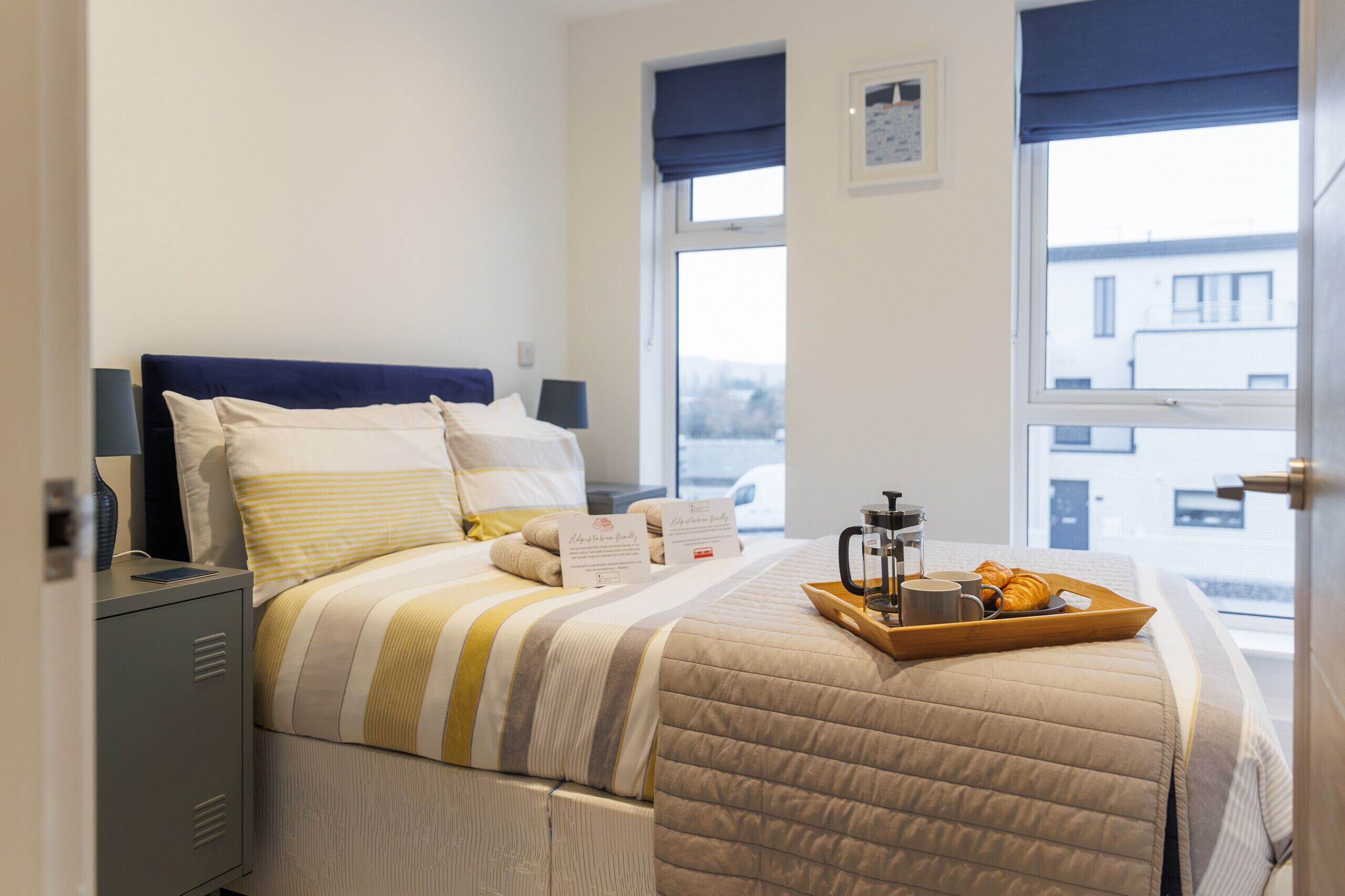 3 habitaciones, tabla de planchar con plancha y cuna de viaje 