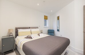 3 bedrooms, iron/ironing board, travel crib, free WiFi - Jollys (Sandown)