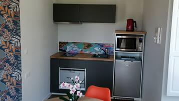 Superior appartement, en-suite badkamer, uitzicht op de stad (Studio Supérieur 2 pers) | Privékeuken | Een koelkast met diepvriezer, een microgolfoven, een kookplaat