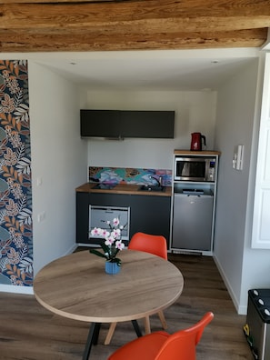 Superior Apartment, Ensuite, City View (Studio Supérieur 2 pers) | Private kitchen | Full-size fridge, microwave, stovetop, espresso maker