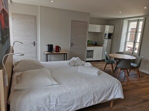 Superior Apartment, Ensuite (Appart Sup 4 pers 2SDB) | Living area - Malicorn' Appart-hôtel (Malicorne-sur-Sarthe)