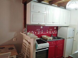 Apartment | Eigene Küche | Kochgeschirr/Geschirr/Besteck