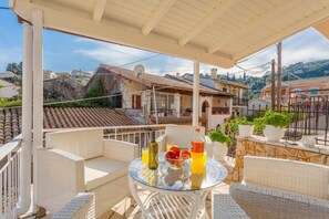 2 bedrooms, WiFi - Porto Walk to Beach Sea Views A C Wifi Car Not Required - 385 (Corfu)